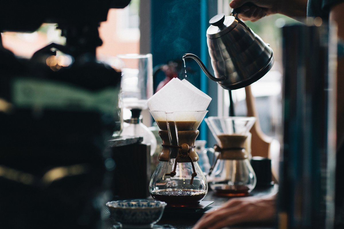 ケメックスでコーヒーを淹れるカフェの店員